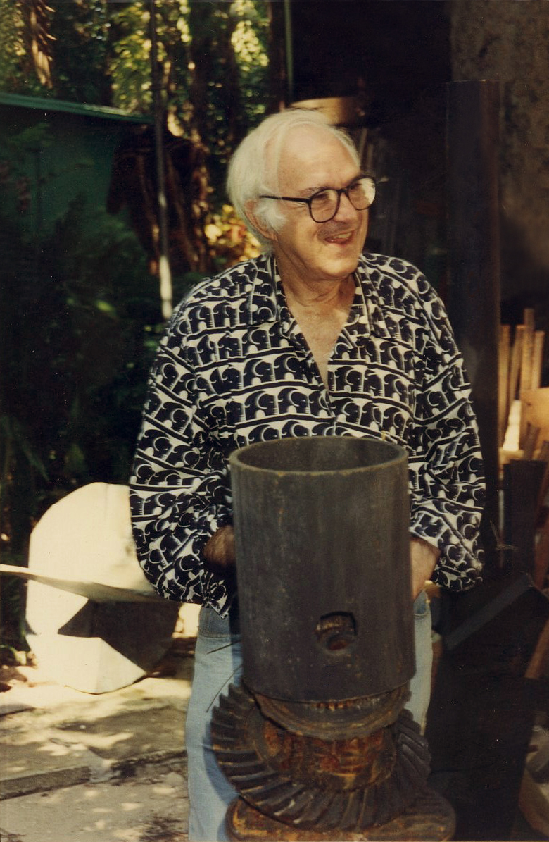 Tomás Oliva en su estudio de Coconut Grove